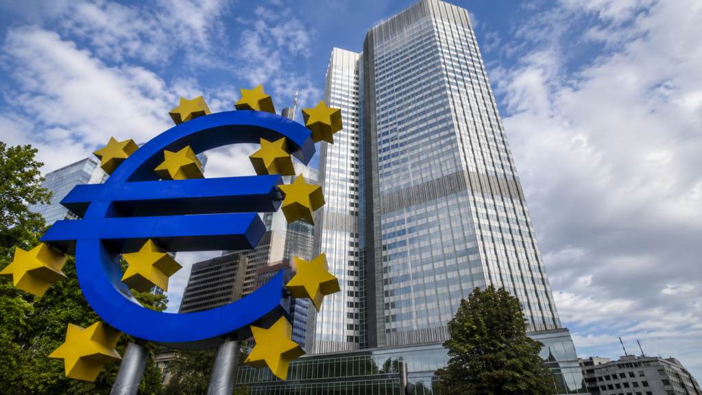 Na obrazie widzimy realistyczną, nowoczesną scenę miejską nawiązującą do strefy euro i europejskiego systemu finansowego