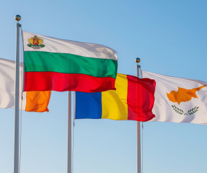 Obraz pokazujący flagi Irlandii, Bułgarii, Rumunii i Cypru